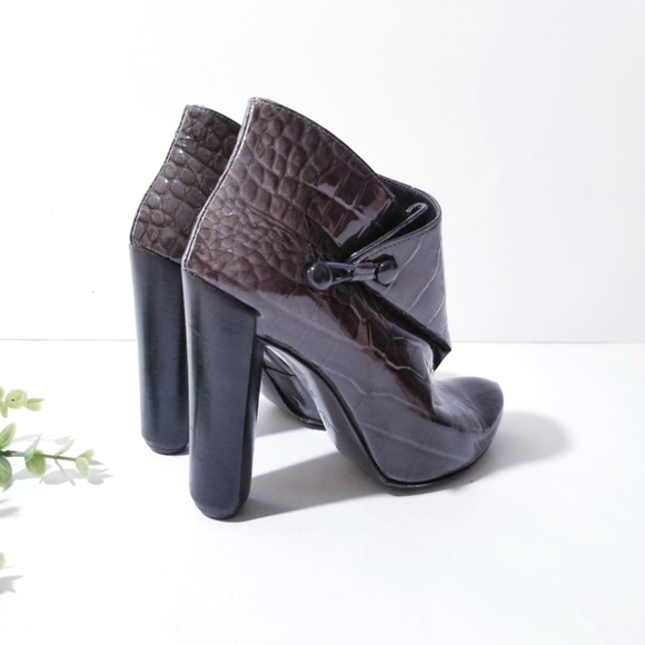 LOUIS VUITTON Patent Embossed Delft Cornelia Boot Booties - Picture 8 of 16